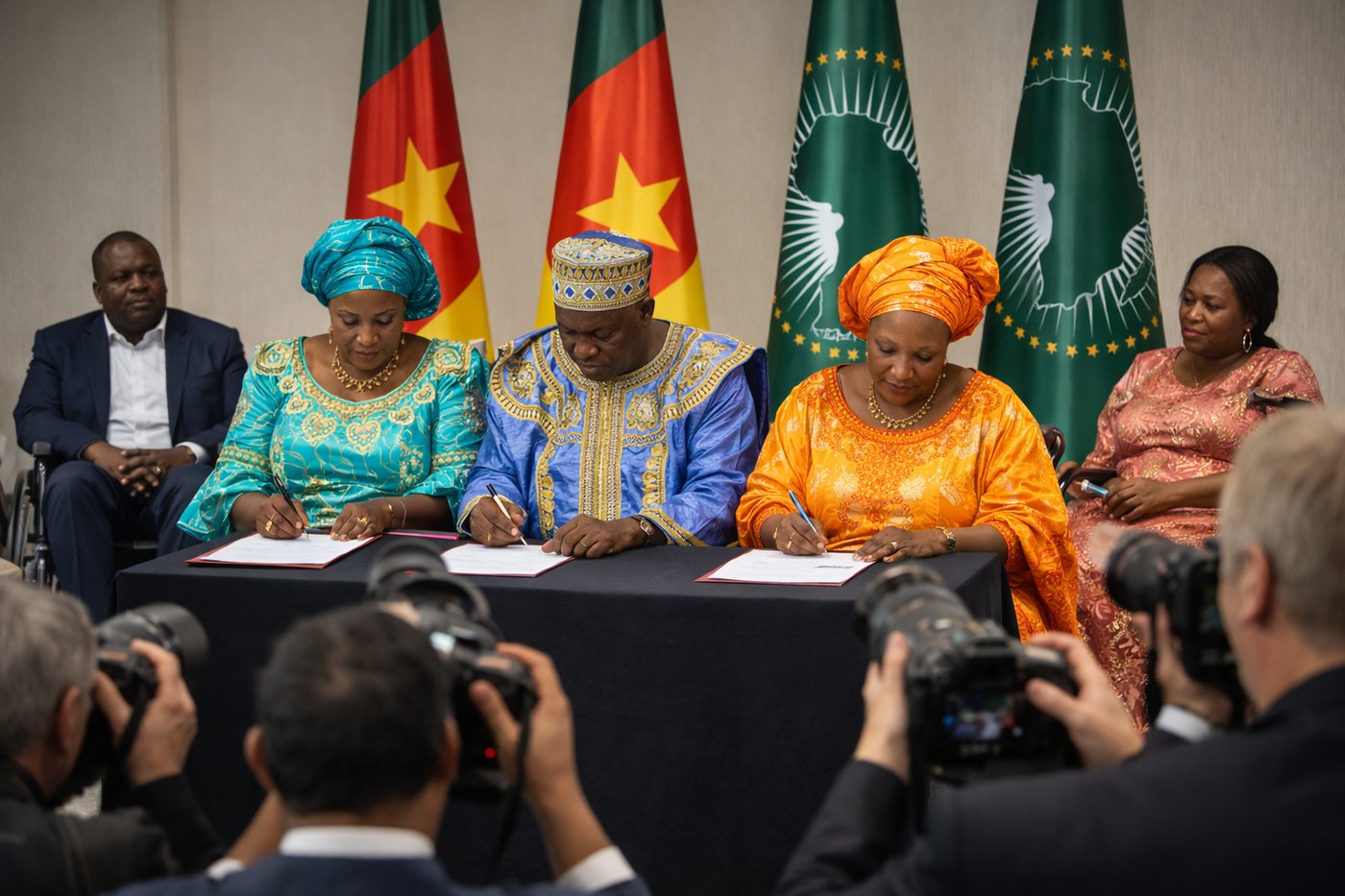 Cérémonie de signature officielle avec drapeaux Cameroun et Union Africaine